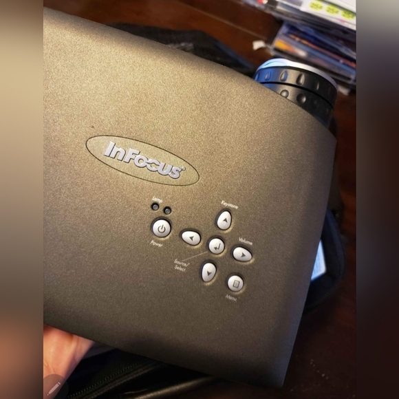 Infocus LP70 Video Projector - Picture 2 of 8